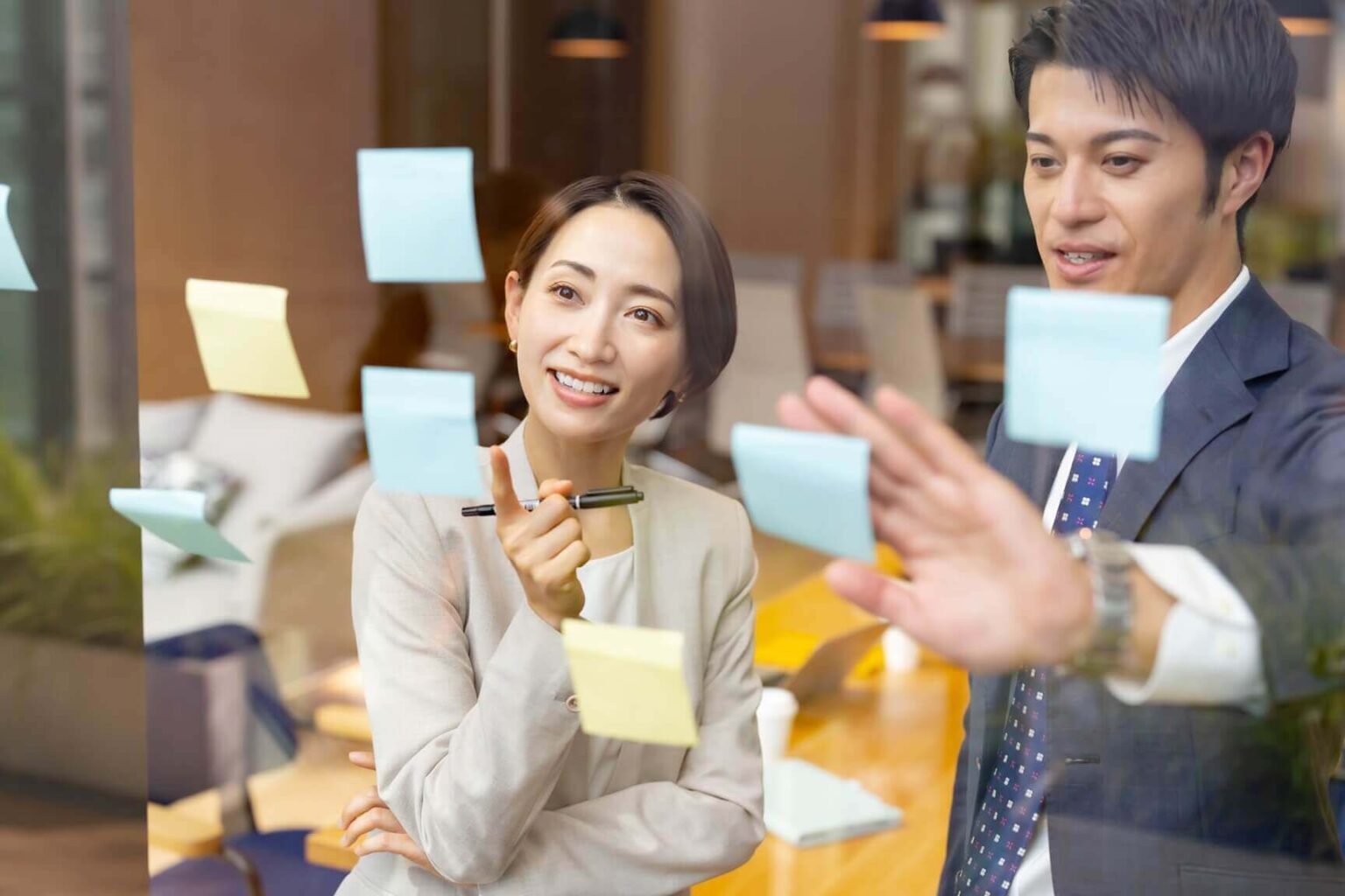 銀行員との面談のイメージ